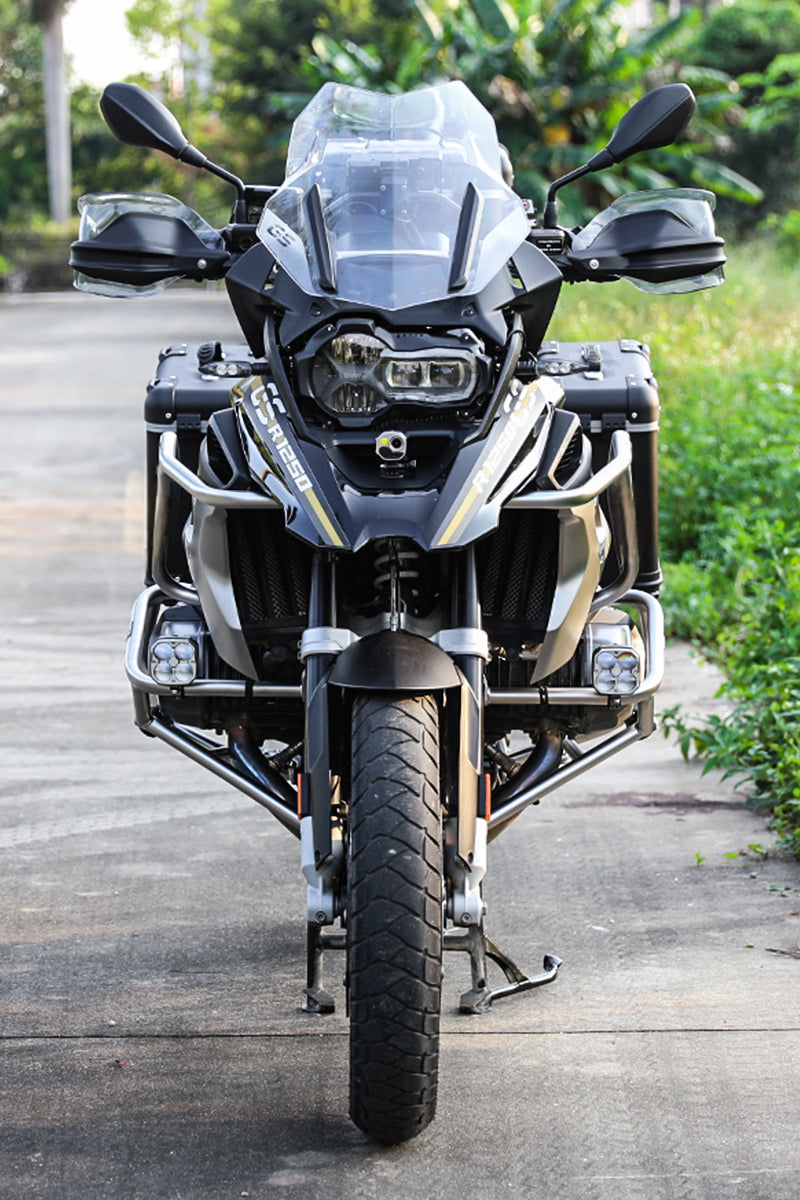 Vista frontale della BMW R 1250 GS con crash bar LOBOO CHG08 argento e due faretti ausiliari