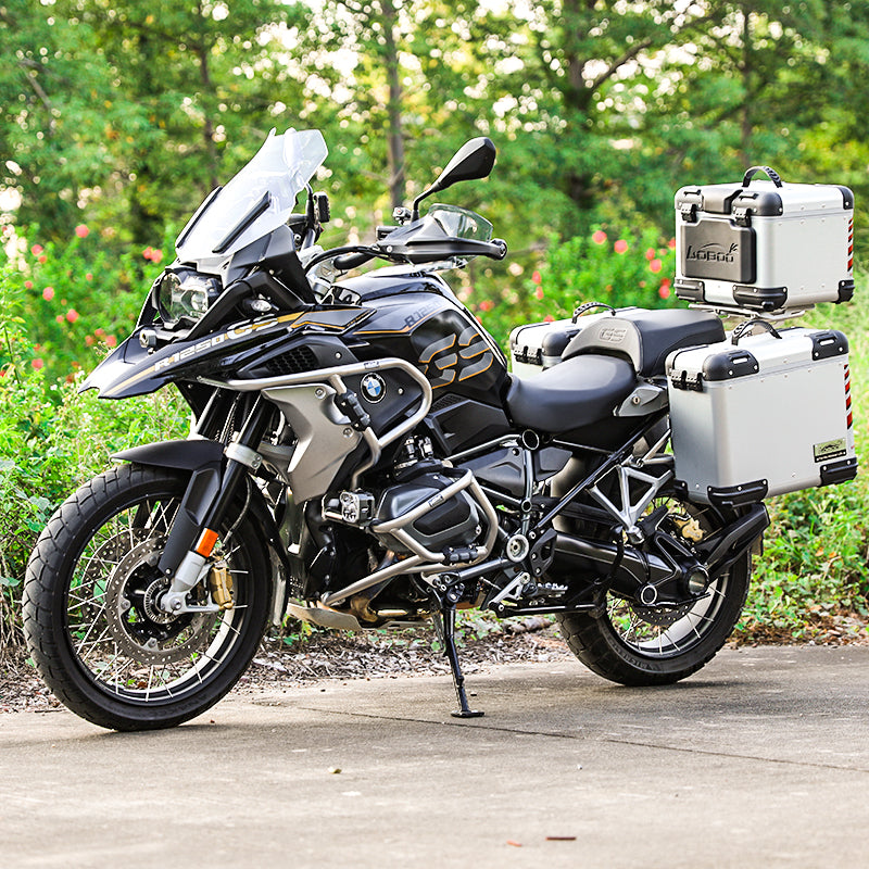 BMW R 1250 GS allestita da viaggio con crash bar LOBOO CHG08 argento e valigie in alluminio