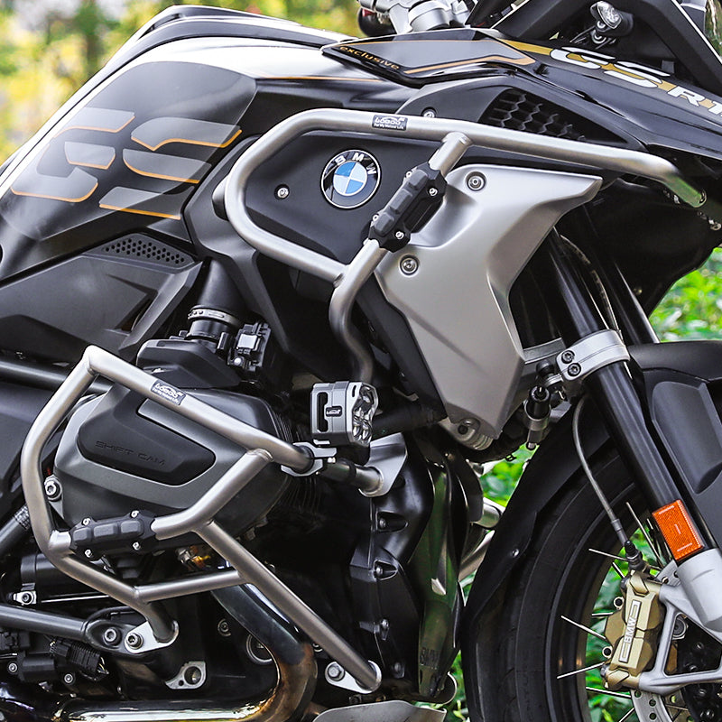 Dettaglio ravvicinato del crash bar argento LOBOO CHG08 sulla carena e sulla testata della R 1250 GS
