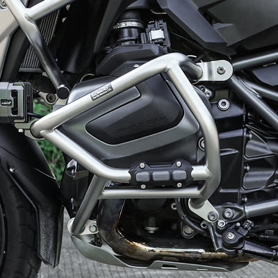 Barra inferiore argento LOBOO CHG08 attorno alla testata ShiftCam della BMW R 1250 GS