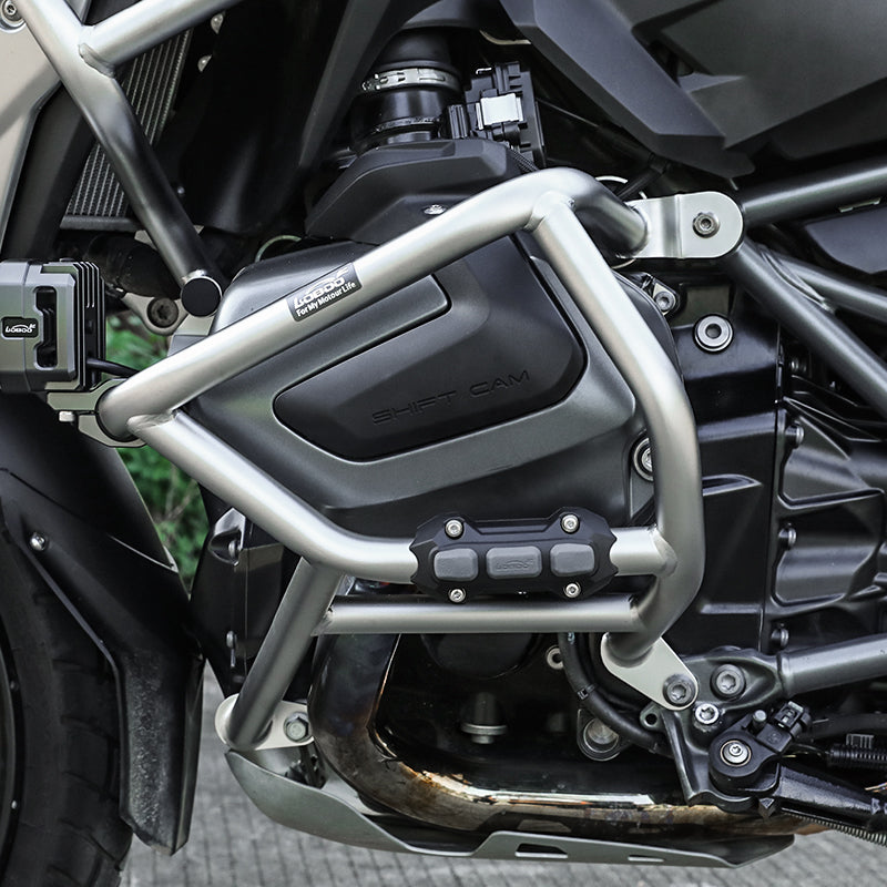 Barra inferiore argento LOBOO CHG08 attorno alla testata ShiftCam della BMW R 1250 GS