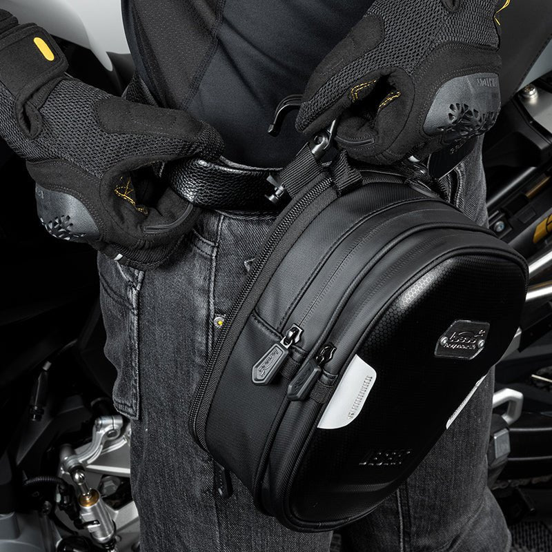 Motociclista che allaccia la cinghia della borsa LOBOO BTB05BK usata come marsupio