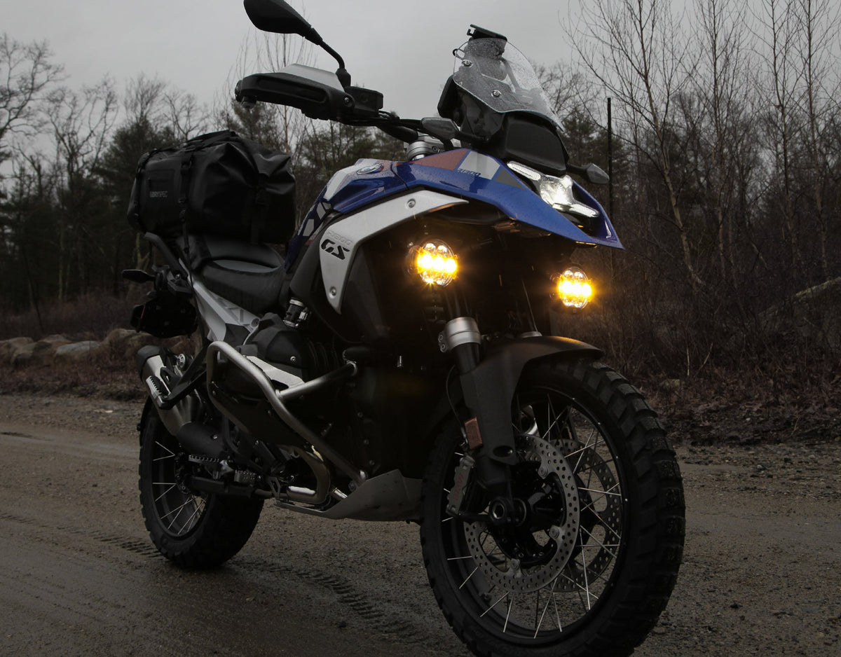 Dettaglio del fissaggio del supporto faretti DENALI sulla R 1300 GS