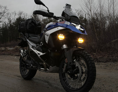 Dettaglio del fissaggio del supporto faretti DENALI sulla R 1300 GS