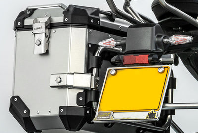 Dettaglio della valigia laterale LOBOO CONQUEROR argento montata accanto al portatarga della BMW R 1300 GS