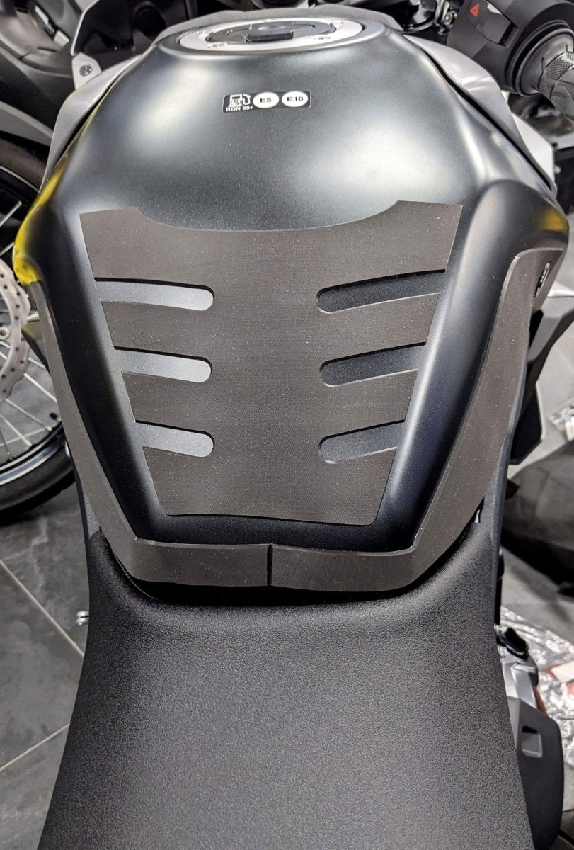 Adesivo antiscivolo serbatoio avvolgente Suzuki GSX-8R / GSX-8S 2023-2026 – foto 2
