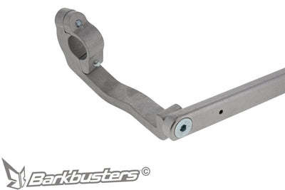Dettaglio del morsetto a telaio del kit BHG-086 sul manubrio della Suzuki V-Strom