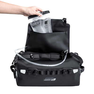 Sacca idrica inserita nella tasca superiore della borsa ALPS, con il tubo che esce di lato