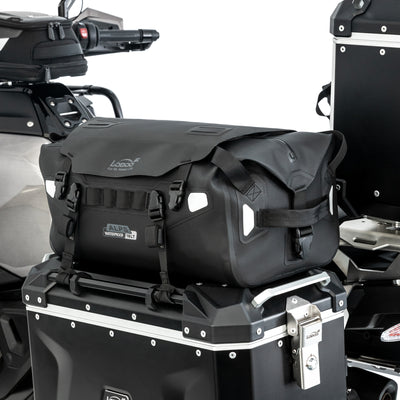 Borsa ALPS fissata con le cinghie sopra un top case in alluminio