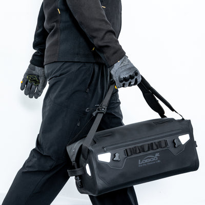 Borsa ALPS portata a mano con la tracolla a spalla