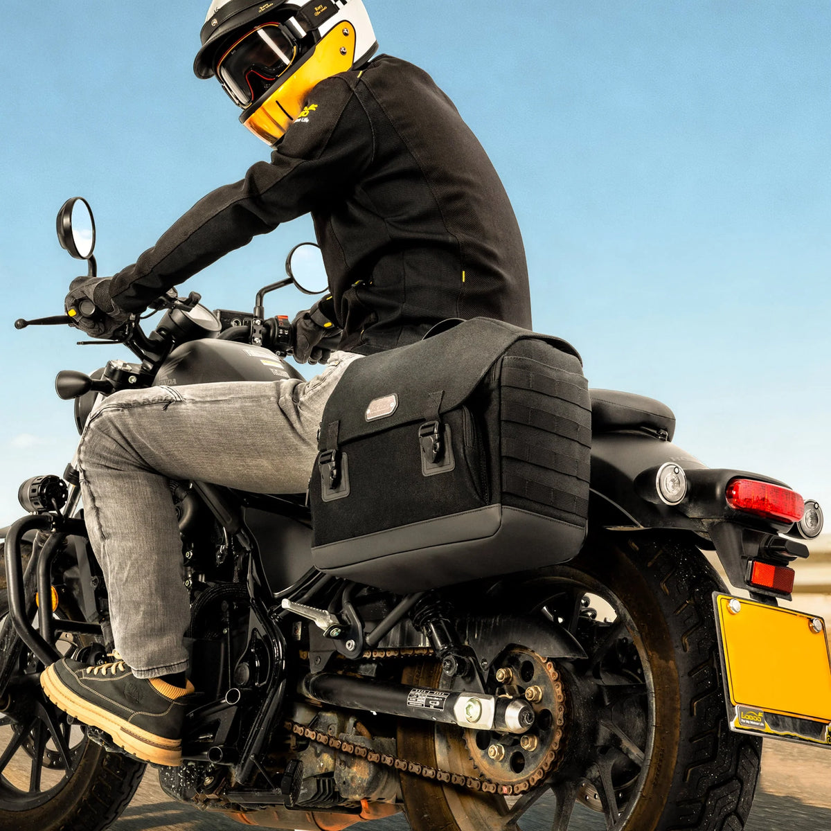 Motociclista in sella con la borsa laterale LOBOO BCB12BK montata, vista posteriore