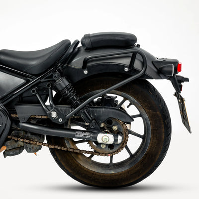 Borsa laterale LOBOO BCB12BK montata sulla coda della moto, vista posteriore laterale
