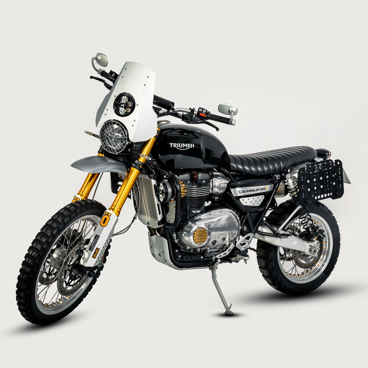 Triumph Scrambler 1200XE con la borsa laterale LOBOO BCB12BK montata