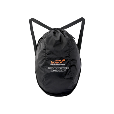 Borsa porta casco LOBOO BHB01BK nera in configurazione zaino, con due spallacci, su sfondo bianco
