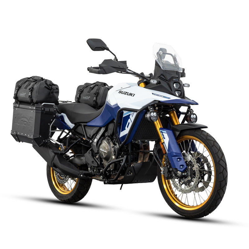 Borsa posteriore LOBOO da 20 L montata sul portapacchi di una Suzuki V-Strom 800DE con valigie laterali