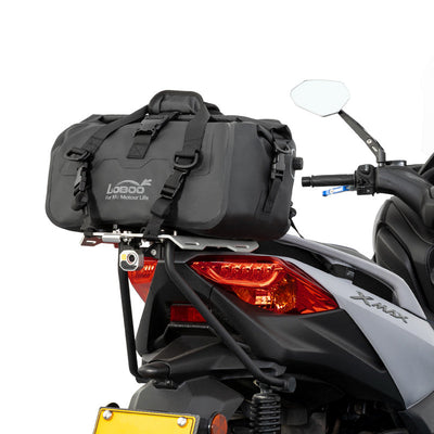 Borsa posteriore LOBOO da 20 L fissata dietro la sella di uno scooter Yamaha X-MAX