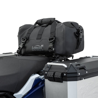 Borsa posteriore LOBOO da 20 L fissata sulla sella passeggero, davanti a un top case in alluminio
