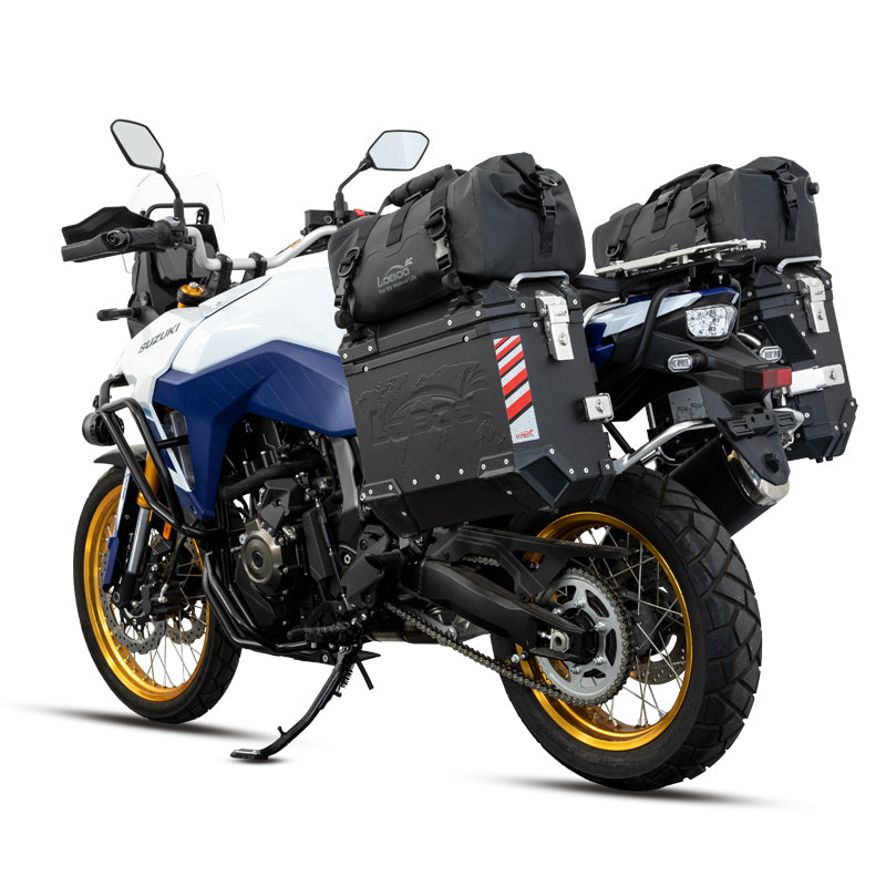 Suzuki V-Strom 800DE vista da dietro, con la borsa LOBOO da 20 L fissata sopra il portapacchi