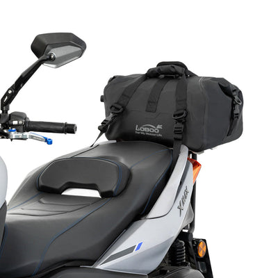 Yamaha X-MAX con borsa LOBOO da 20 L dietro la sella, vista laterale ravvicinata