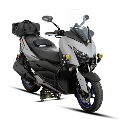 Scooter Yamaha X-MAX con borsa posteriore LOBOO da 20 L, vista di tre quarti anteriore