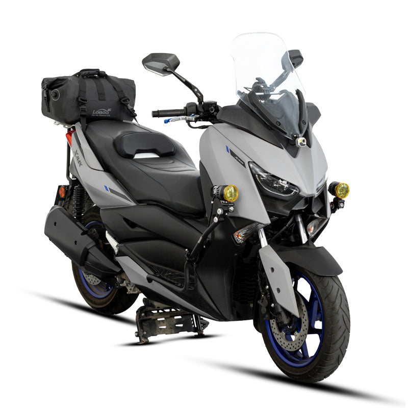 Scooter Yamaha X-MAX con borsa posteriore LOBOO da 20 L, vista di tre quarti anteriore