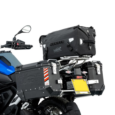 Dettaglio del fissaggio a cinghie della borsa LOBOO ALPS 46 L sopra il portapacchi di una BMW R 1300 GS