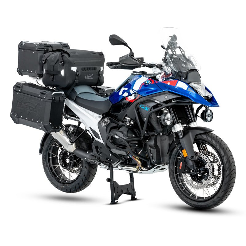 BMW R 1300 GS con borsa posteriore LOBOO ALPS 46 L e valigie laterali in alluminio, vista di tre quarti anteriore