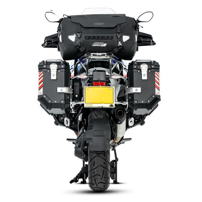 Vista posteriore di una BMW R 1300 GS con borsa LOBOO ALPS 46 L sul codone e valigie laterali