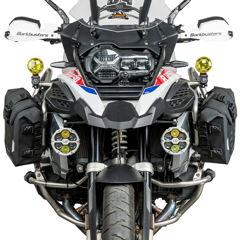 BMW R 1250 GS Adventure vista frontale con due borse LOBOO WANDERER sulle crash bar