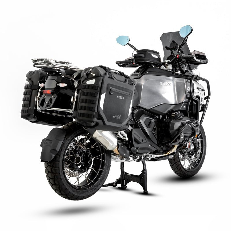 BMW R 1300 GS Adventure con coppia di valigie LOBOO Alps, vista tre quarti posteriore