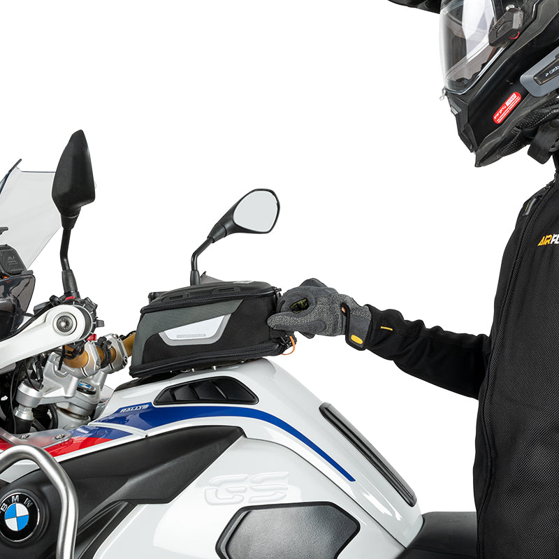 Motociclista che sgancia la borsa serbatoio LOBOO BTB10 dalla moto