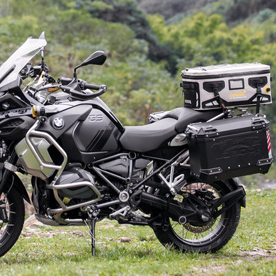 Borsa LOBOO BWB40T beige montata sul portapacchi di una BMW R1250GS con valigie