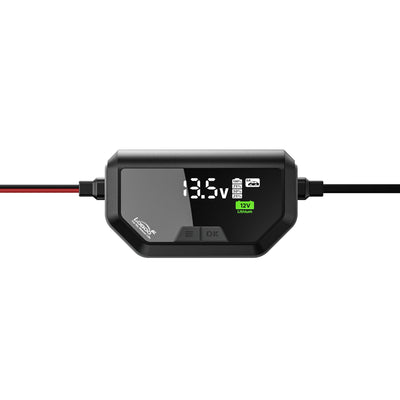 Caricabatterie e mantenitore LOBOO C60 per batterie moto da 12V, vista di tre quarti con display acceso