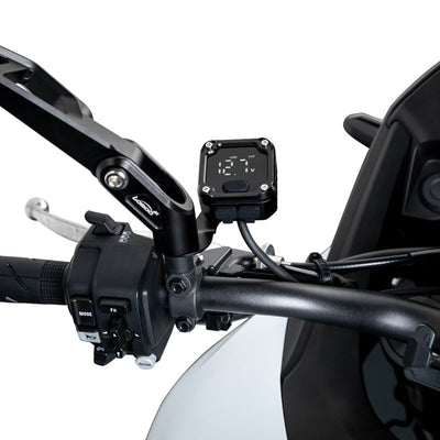LOBOO C36 installato sulla staffa dello specchietto retrovisore di una moto