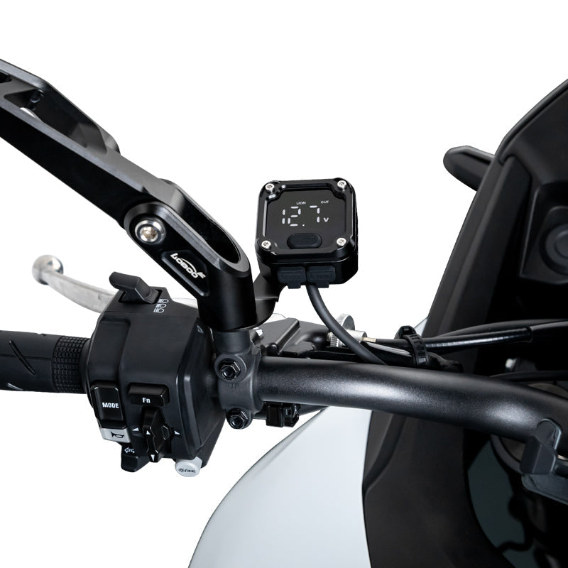 LOBOO C36 installato sulla staffa dello specchietto retrovisore di una moto