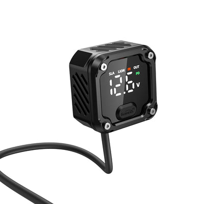 Caricatore bidirezionale LOBOO C36 visto di tre quarti, display LED con tensione e indicatori SLA, LiON, IN, OUT