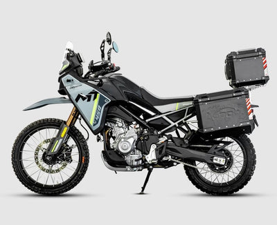 CFMOTO 450MT di lato con valigie laterali e bauletto LOBOO PIKE TRACKER neri
