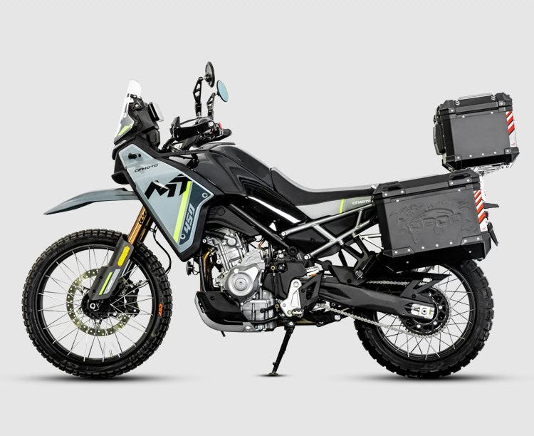 CFMOTO 450MT di lato con valigie laterali e bauletto LOBOO PIKE TRACKER neri