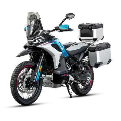 CFMOTO 800MT-X di tre quarti anteriore con valigie e bauletto LOBOO PIKE TRACKER argento