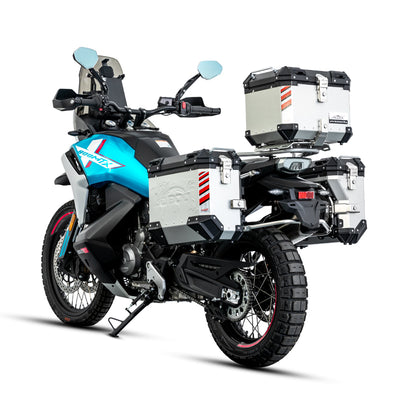 CFMOTO 800MT-X di tre quarti posteriore con valigie e bauletto LOBOO PIKE TRACKER argento