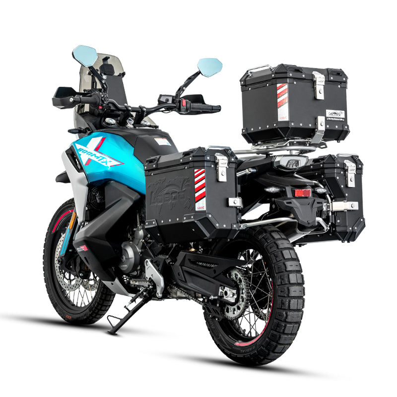 CFMOTO 800MT-X di tre quarti posteriore con valigie e bauletto LOBOO PIKE TRACKER neri