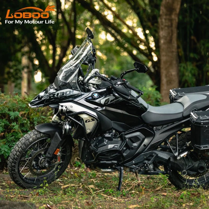 BMW R 1300 GS con paramani LOBOO CHS081 su sterrato, vista laterale sinistra