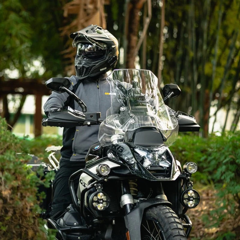 Paramani LOBOO CHS081 su BMW R 1300 GS visti dalla posizione del pilota