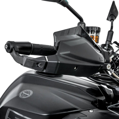 Paramani LOBOO CHS683 su Benelli TRK 552X visti dalla posizione del pilota