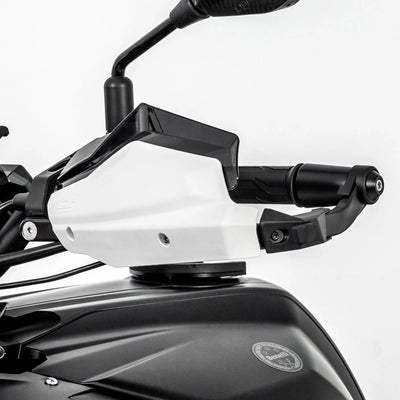 Paramani LOBOO CHS683 con scudo bianco montati sulla Benelli TRK 552X