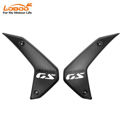 Dettaglio del logo GS sulla cover radiatore in carbonio LOBOO CSB131