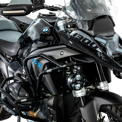 Cover radiatore in carbonio LOBOO montata su BMW R 1300 GS con crash bar e faretti supplementari