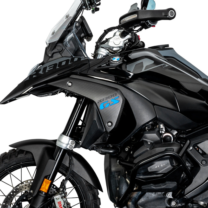 BMW R 1300 GS vista di tre quarti anteriore con le cover radiatore in carbonio LOBOO