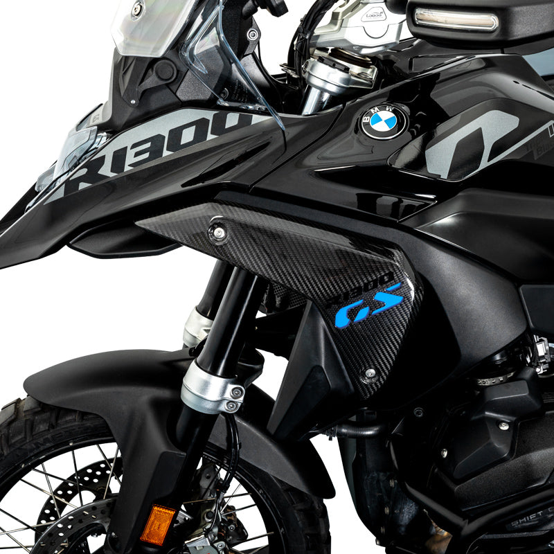 Frontale ravvicinato di una BMW R 1300 GS con le cover radiatore in carbonio LOBOO