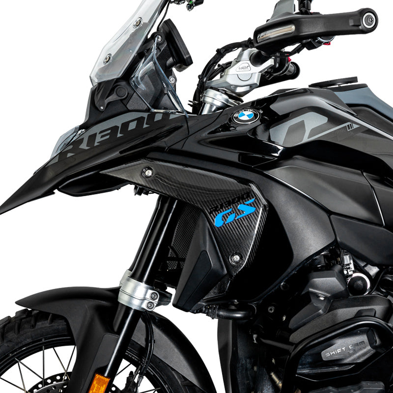 Vista frontale della BMW R 1300 GS con cover radiatore in carbonio e logo GS azzurro